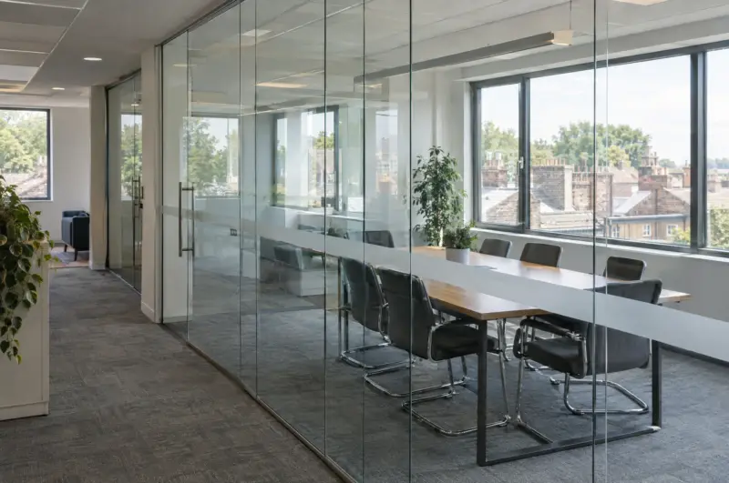 Streak-free internal glass partitions and screens